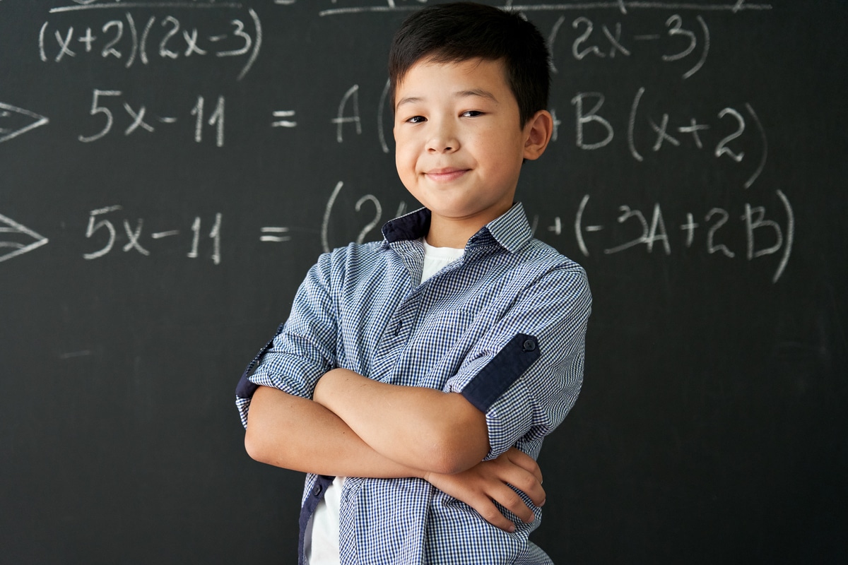 portrait of happy proud asian boy standing on chal 2022 01 18 23 38 31 utc - Résultats scolaires : comment mieux préparer l'année prochaine de votre enfant ?