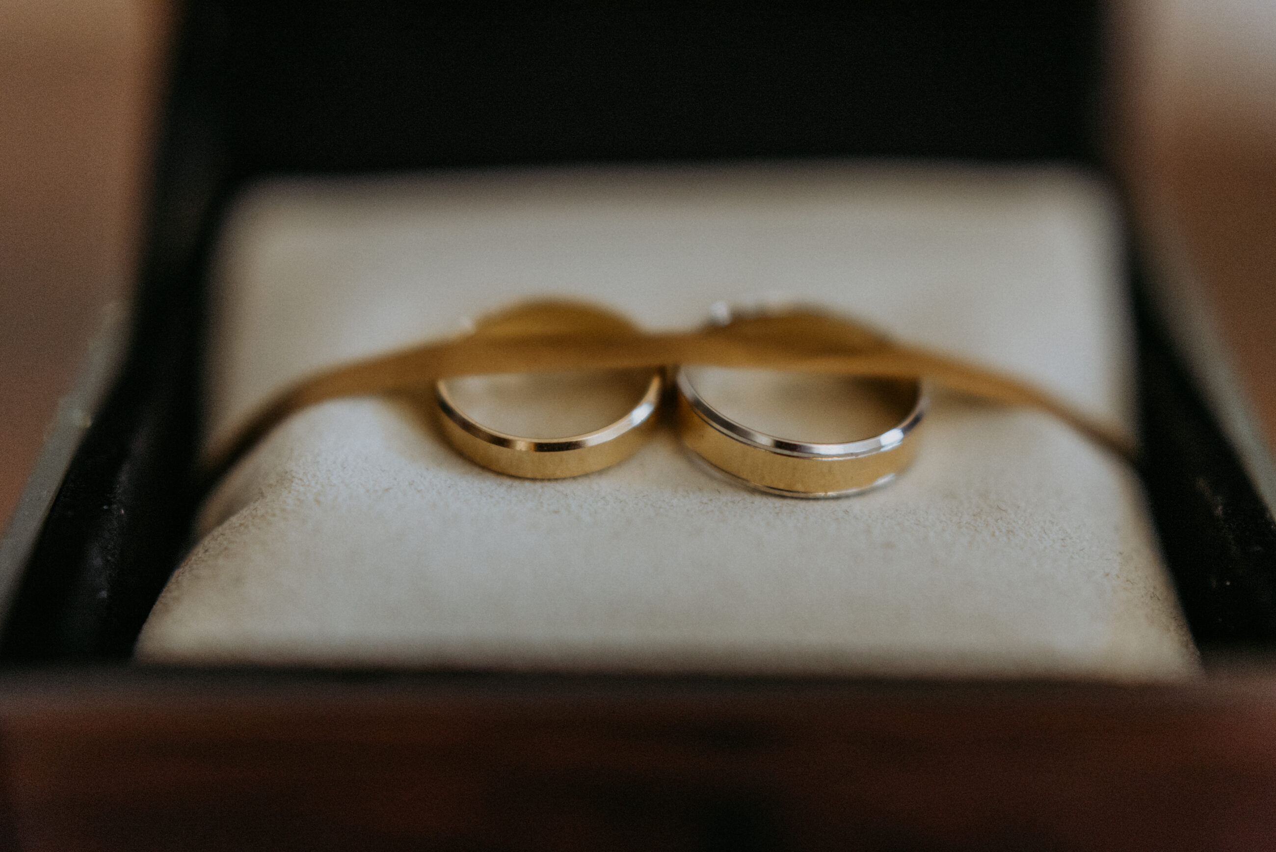 wedding rings 2021 08 26 18 35 40 utc 1 scaled - Tendances pour les alliances de mariage : allures d'éternité et valeurs fortes