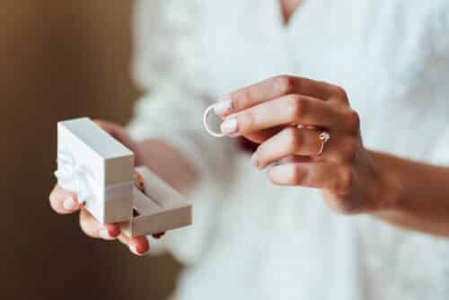 wedding rings 2022 02 02 04 52 31 utc 1 500x334 - Tendances pour les alliances de mariage : allures d'éternité et valeurs fortes
