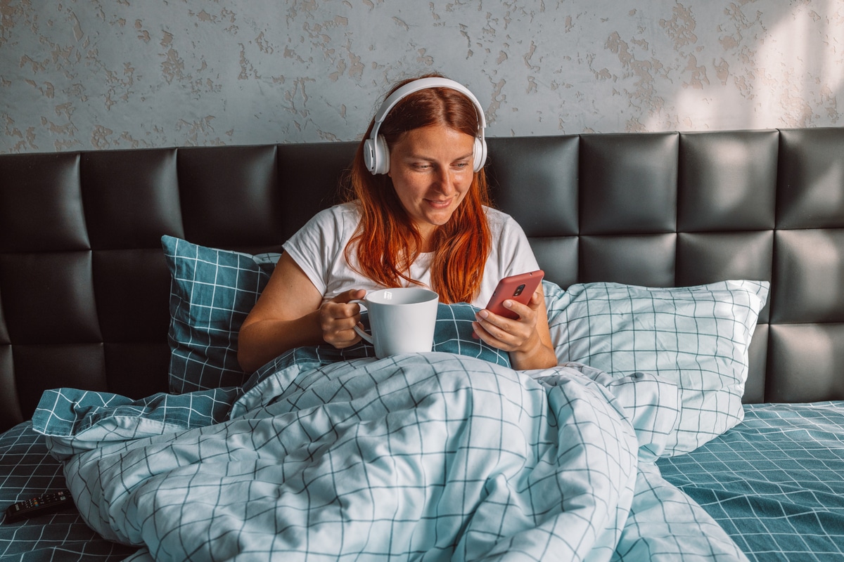 woman wearing headphones listening to music enjoy 2021 12 09 22 29 27 utc1 - Détente à la maison : comment profiter de vrais moments cocooning ?