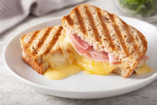 Sandwich au jambon et jambon sur pain - Le jambon blanc à l'honneur : un aliment qui se combine facilement et qui ravit les papilles !