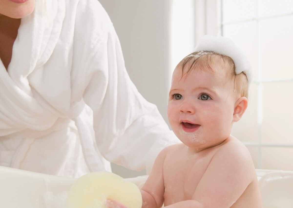 a baby in the bath 2022 03 07 23 55 58 utc - Comment rendre l'heure du bain plus amusante pour votre bébé ?