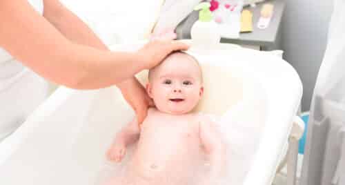 adorable baby girl in bath with mother looking up 2021 08 28 14 28 28 utc 1 500x268 - Comment rendre l'heure du bain plus amusante pour votre bébé ?