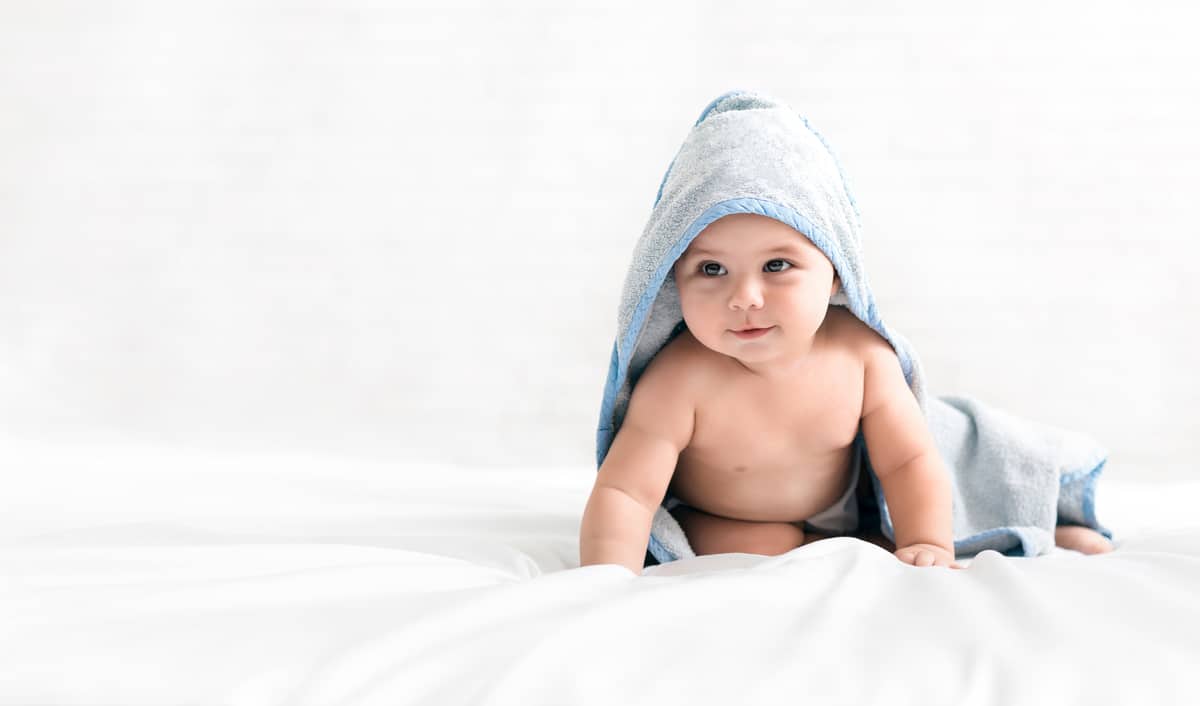 adorable baby wearing hooded towel after bath 2021 08 26 16 33 25 utc - Comment rendre l'heure du bain plus amusante pour votre bébé ?