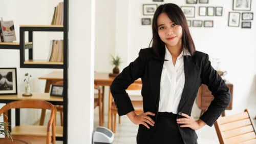 beautiful young asian business woman in suit stand 2021 09 02 00 02 06 utc 500x281 - Comment avoir un look professionnel et tendance ?