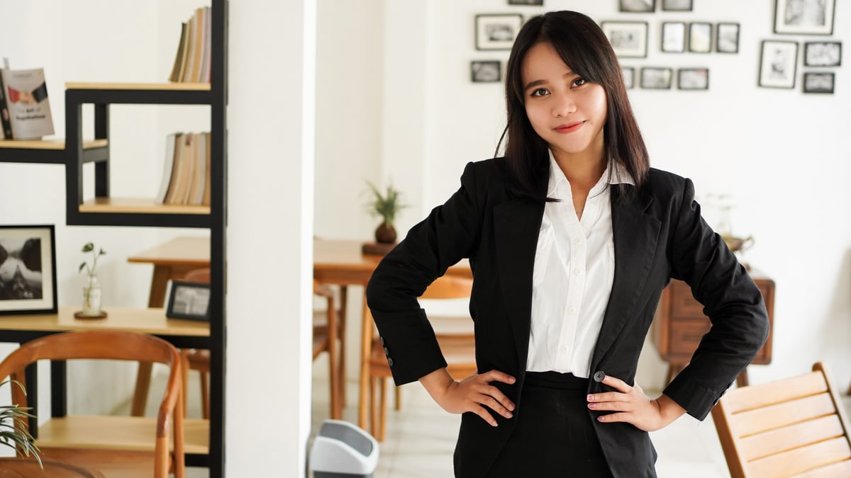 beautiful young asian business woman in suit stand 2021 09 02 00 02 06 utc - Comment avoir un look professionnel et tendance ?