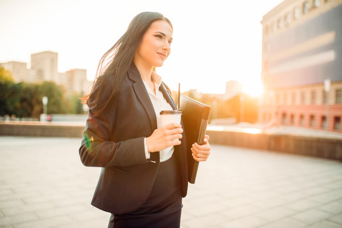 business woman in suit with notebook and coffee 2021 08 26 16 25 56 utc - Comment avoir un look professionnel et tendance ?