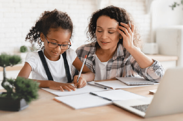 nounou apprends à un enfants du dessin