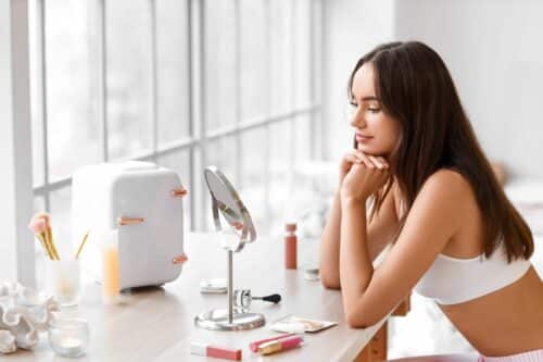 rangement cosmetiques femme 500x333 - Des conseils pratiques pour assurer le rangement de vos produits de beauté