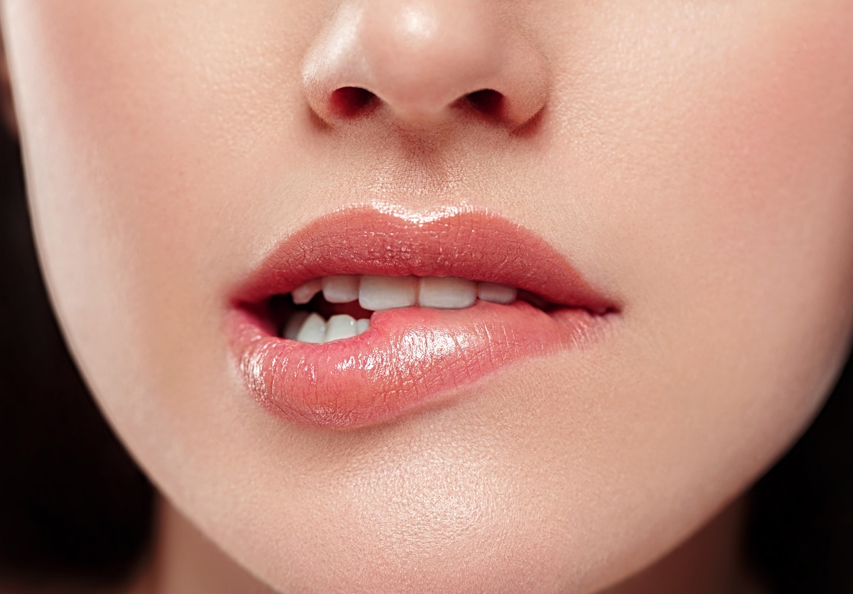 woman lips mouth biting lip 2021 08 28 09 36 38 utc - 6 astuces pour des lèvres plus belles et pulpeuses