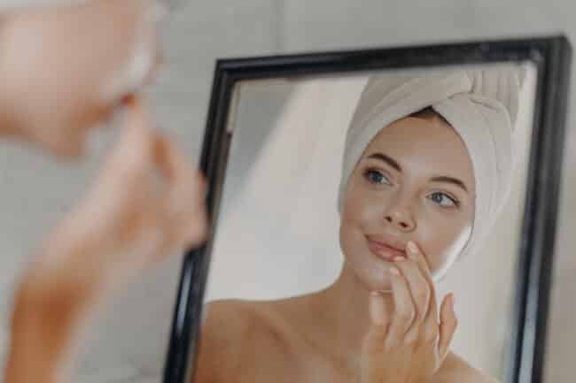 woman wears minimal makeup takes care of complexi 2022 01 18 23 36 49 utc 650x433 - 6 astuces pour des lèvres plus belles et pulpeuses