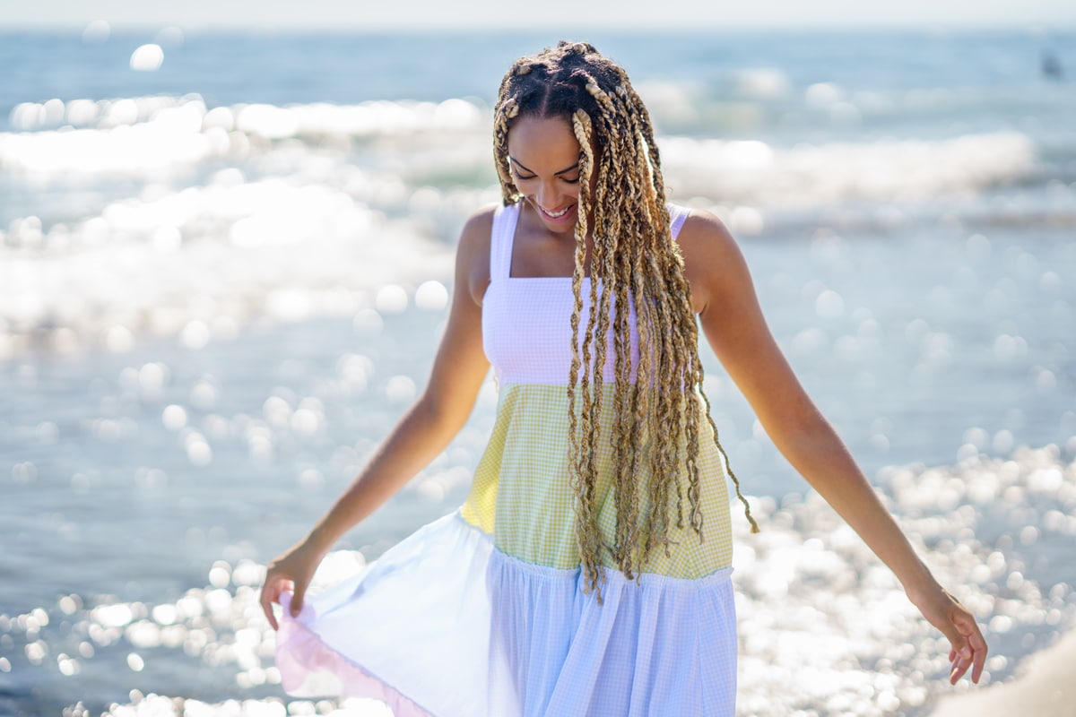 black girl walking along the shore of the beach we 2022 03 16 00 24 59 utc - Les incontournables vestimentaires pour des vacances tendances en septembre !
