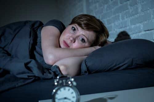 femme peur sommeil seule 500x333 - Peur de dormir seul : nos conseils