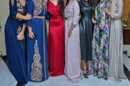 femmes portant caftan 500x332 - Comment porter un caftan pour un évènement ?