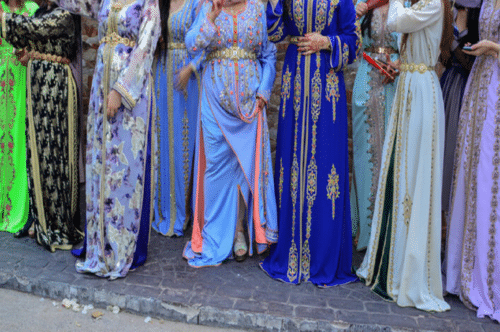 femmes portant caftan marocain 500x332 - Est-ce que le caftan est d'origine algérienne ou marocaine ?