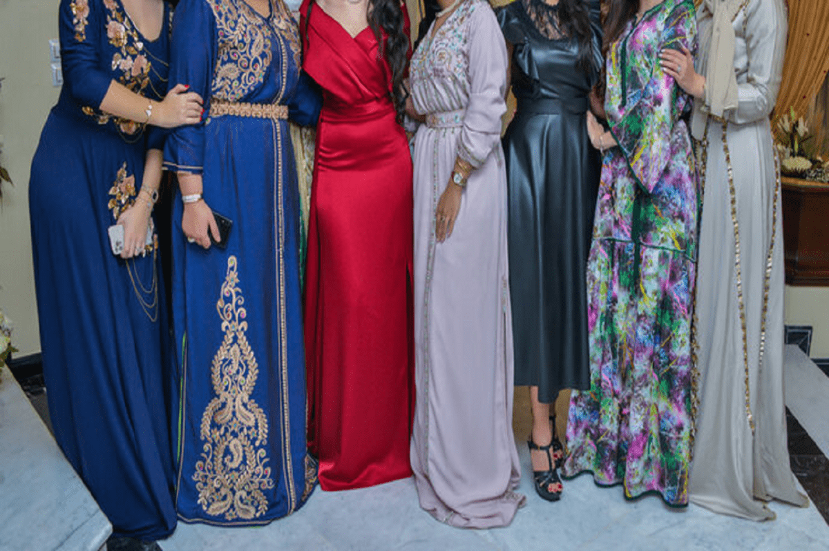femmes portant caftan - Comment porter un caftan pour un évènement ?