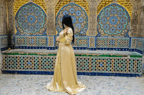 une dame portant un caftan marocain 500x330 - Quand porter un caftan marocain ?