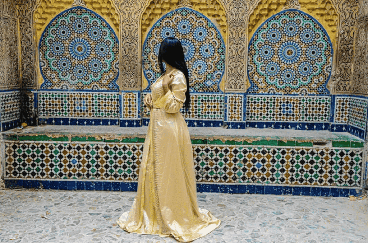 une dame portant un caftan marocain - Quand porter un caftan marocain ?