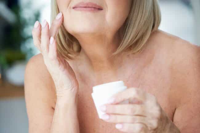 anti cerne femme agee 650x433 - Comment éliminer les rides sans passer par la chirurgie ?
