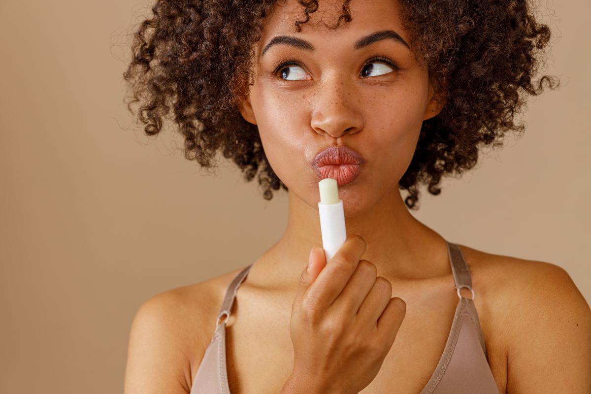 baume levres femme black - Pourquoi il ne faut absolument pas faire l'impasse sur les baumes à lèvres solaires ?