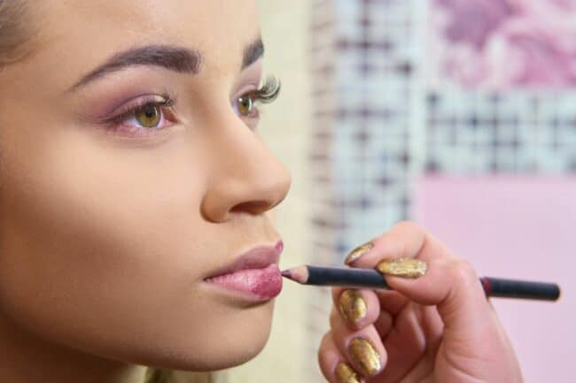 crayon a levres nude femme maquillage 650x433 - Comment choisir le meilleur crayon à lèvres nude ?