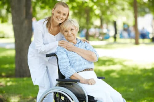 infirmiere et patiente 500x333 - Téléassistance en extérieur pour vos parents âgés