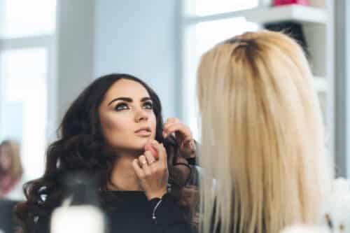 makeup and hairstyle for a beautiful model 2022 02 02 03 48 18 utc 500x333 - Et si vous démarriez une carrière de maquilleuse professionnelle en ligne ?