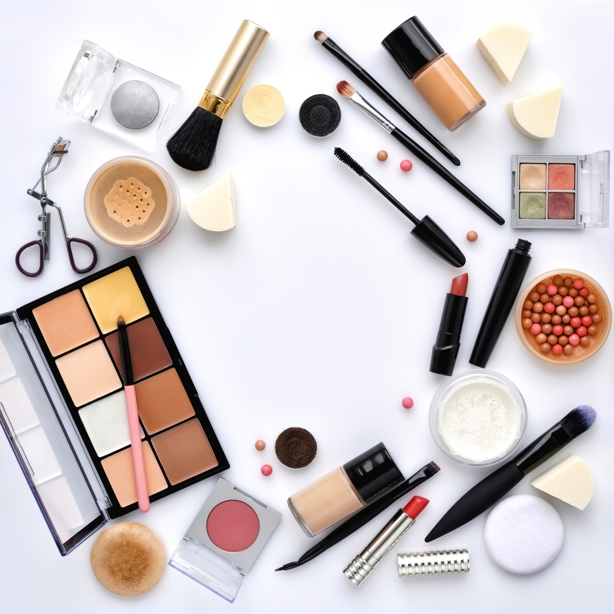 makeup brush and decorative cosmetics on a white b 2022 02 01 23 41 01 utc - Les nouvelles tendances maquillage 2023 à essayer dès cet automne !