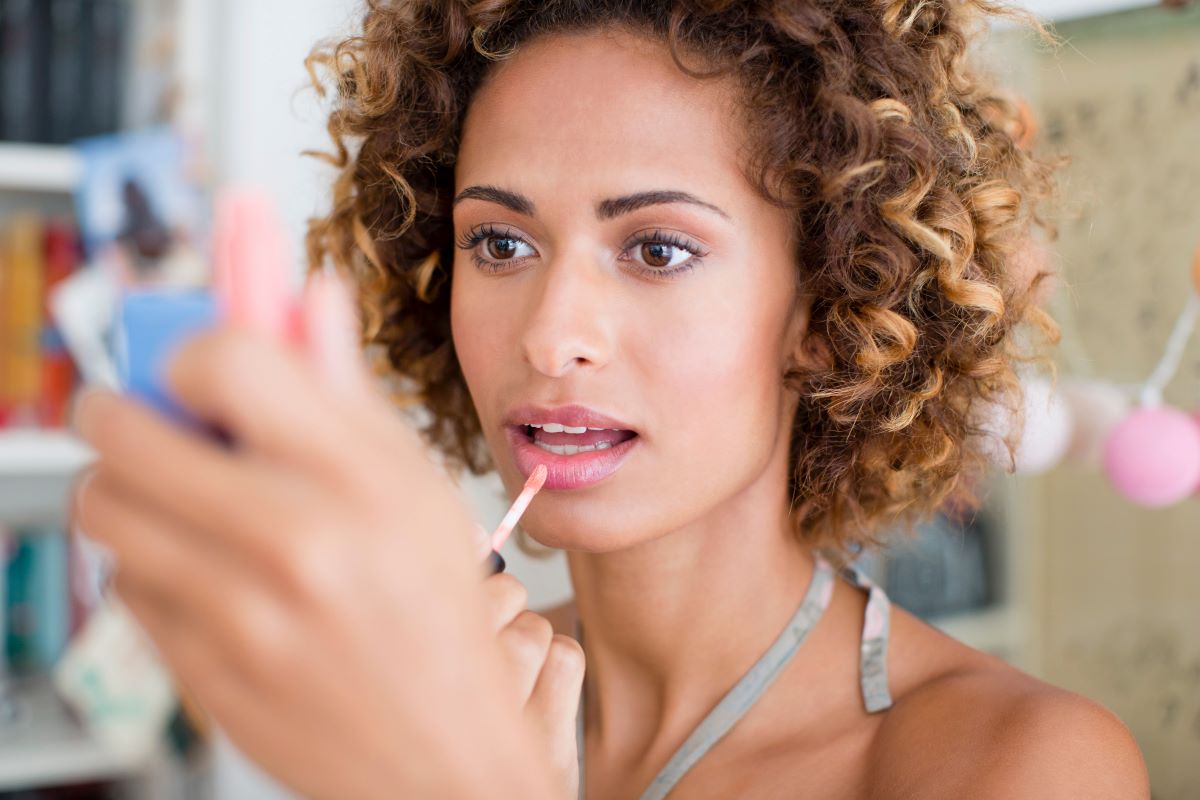 maquillage levre gloss femme elegante - Comment choisir le gloss ou le rouge à lèvres qui vous convient ?