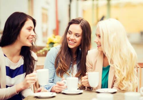pause cafe copines detente 500x349 - Les 5 meilleurs café pour une pause-café entre filles : on vous dit tout !