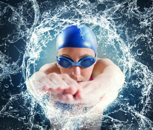 swin ceoss femme piscine 500x425 - Swimcross : tout savoir sur cette discipline de CrossFit