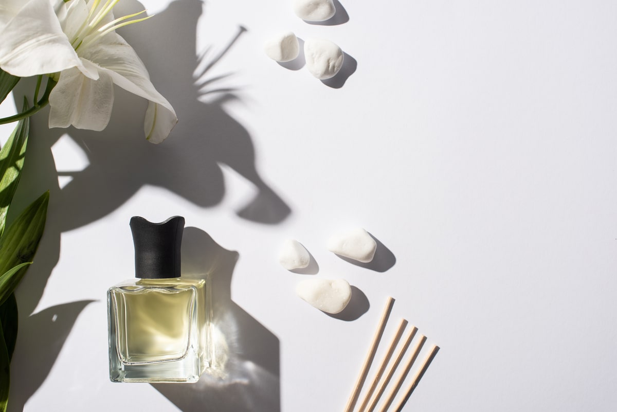 top view of aroma sticks with perfume in bottle ne 2022 02 02 03 59 25 utc - Bien-être : comment choisir son parfum selon sa personnalité ?