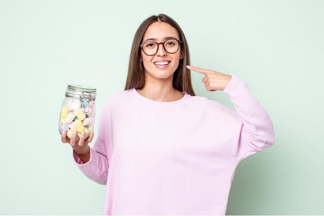  une jeune femme prenant gummies beauté