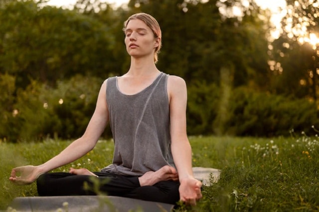 Femme meditant dans le jardin