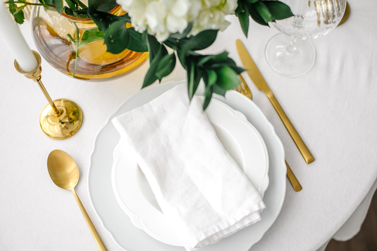 elegance classic table setting with white dishes 2022 01 18 23 55 26 utc - Décorez votre table et gagnez des cadeaux chaque semaine avec le concours Waaw !
