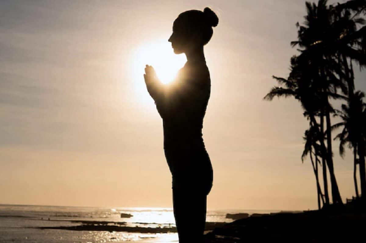 femme debout faisant le yoga 1200x797 - Qu'est ce que le yoga tantrique ?