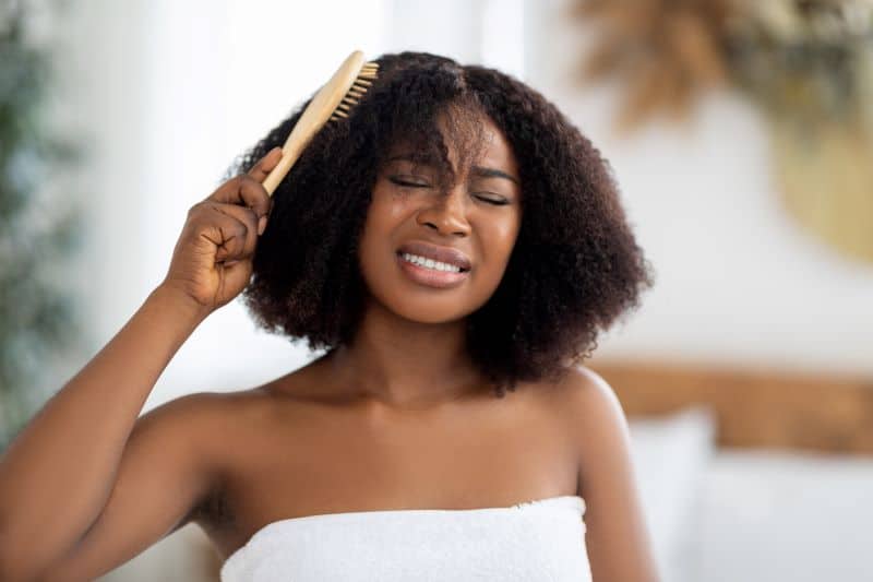 femme noire soin cheveux crepus - Quelle routine capillaire adopter pour les cheveux crépus ?