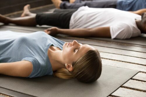 groupe sportifs dans une exercice de yoga 1 500x333 - Quand pratiquer le yoga ?