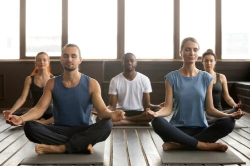 groupes de jeunes pratiquant le yoga 500x333 - Qui peut faire du yoga ?