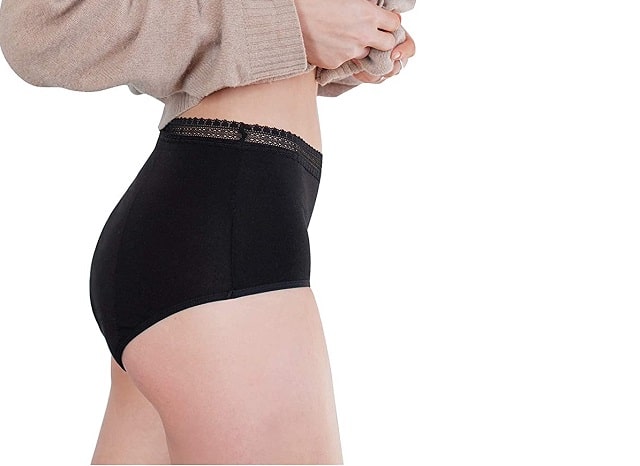  jeune femme portant culotte menstruelle