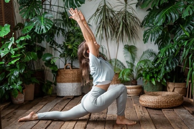 jeune fille faisant yoga - Est-ce bon de faire du yoga tous les jours ?