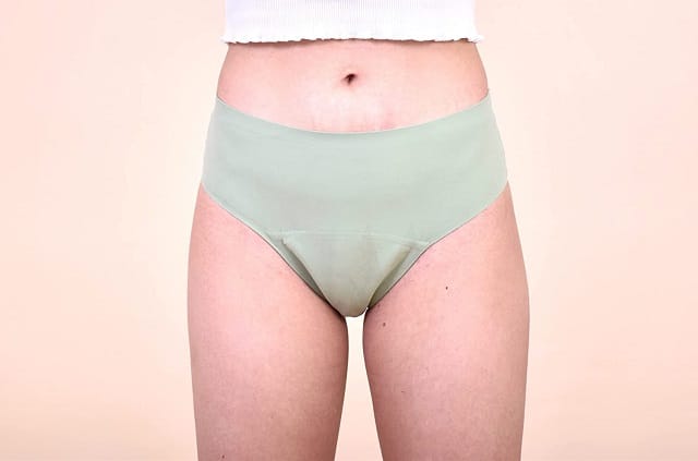 jeune fille portant culotte menstruelle - Comment rincer efficacement la culotte menstruelle ?