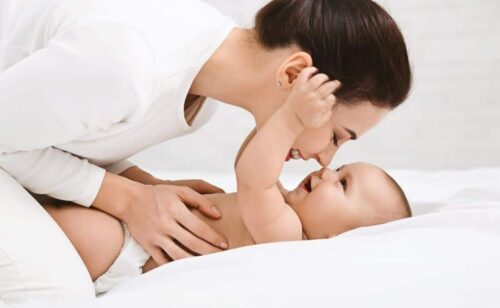 maman et hygiene du bebe e1667516662705 500x308 - Comment s'assurer de la bonne hygiène de bébé ?