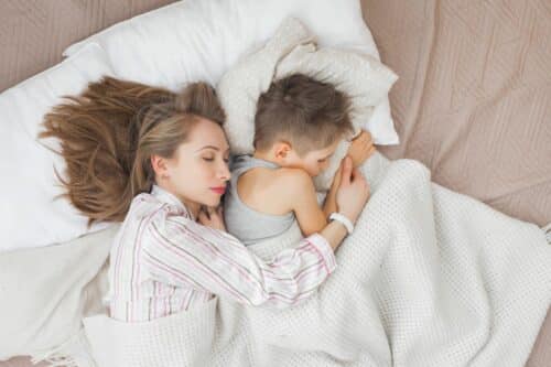 maman fils sommeil securite 500x333 - Comment se sentir en sécurité à la maison pour une maman solo ?