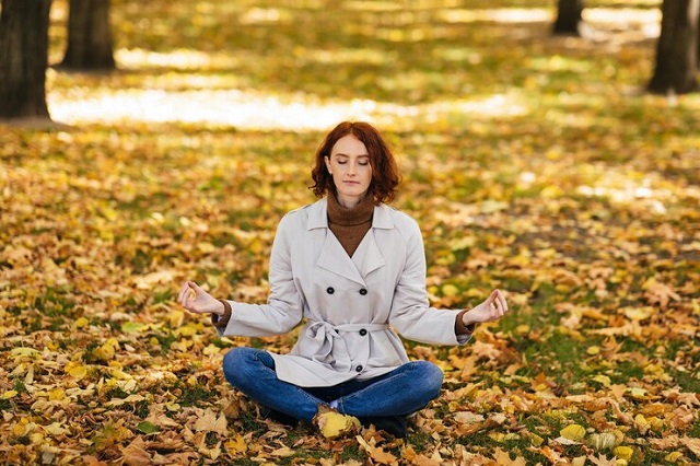 une femme meditant - Comment se déroule une séance de méditation ?