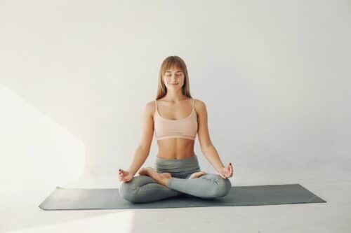 une jeune fille pratiquant yoga 500x333 - Yoga : le guide pour débutants