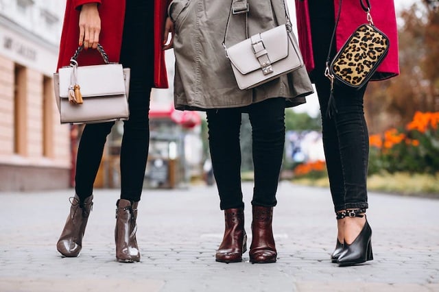 3 dames avec sac à main