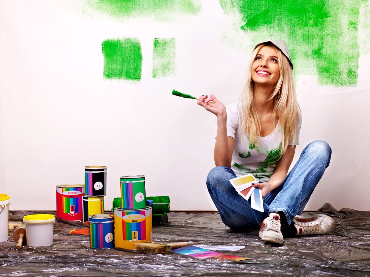 femme rénovation appartement peinture