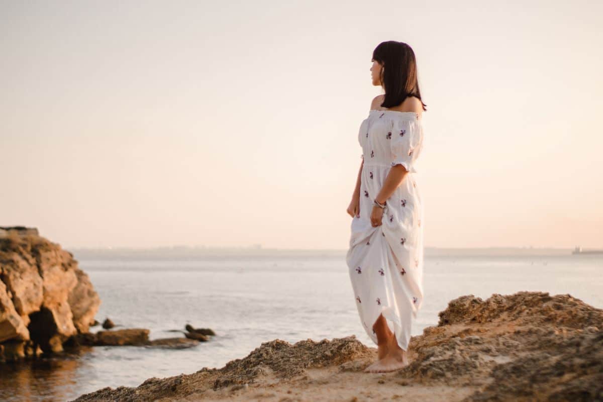 femme style bohemien en robe blanche