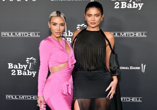 kim kardashian et kylie jenner sur le tapis de baby2baby 500x352 - Baby2baby : Kim Kardashian et Kylie Jenner sur le tapis rouge